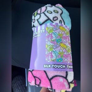Silk touch throw hello kitty and friends